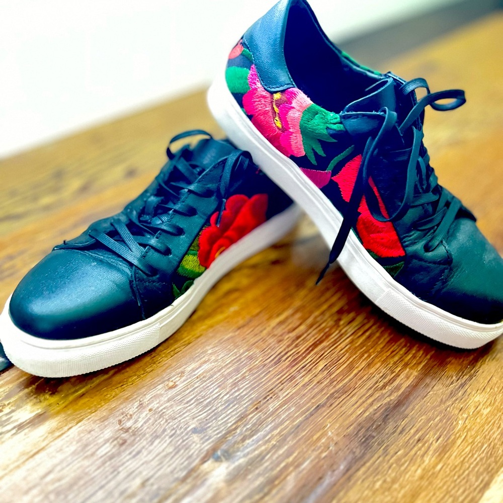 Ay Guey Mexican leather with hand made embroidery sz 7 tennis shoes.